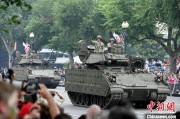 家有四夫美国纪念陆军成立250周年阅兵仪式在华盛顿举行