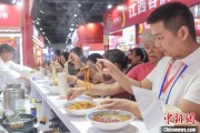家有四夫“嗦粉”经济火热 中国多地“食力”出圈
